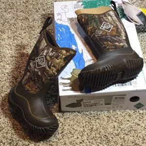 boys muck boots size 7